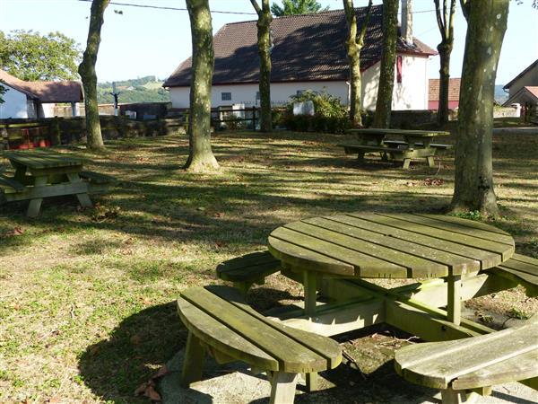 Auga tables pique nique devant église 