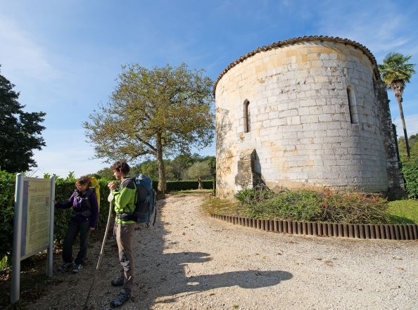 Couple de pélerins devant la chapelle de Caubin©CDT64-P.Gaillard bdef