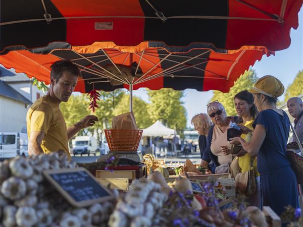 Le stand « tourisme & loisirs Coteaux Béarn Madiran s’invite au marché !