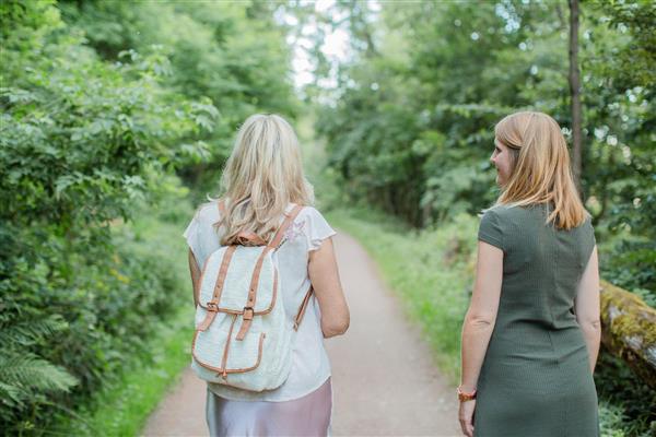 women walking crédit andreaspiegelhalter Pixabay