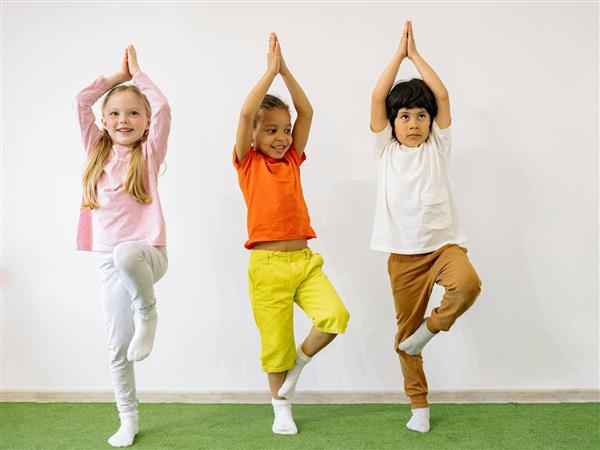 yoga enfants pexels-yan krukov-8613312